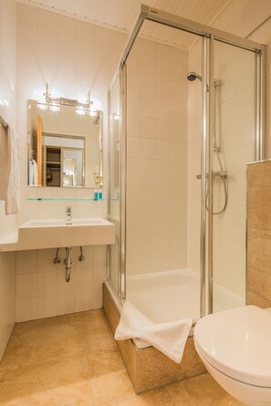 Standard Double or Twin Room | Bathroom | Eco-friendly toiletries, hair dryer, towels