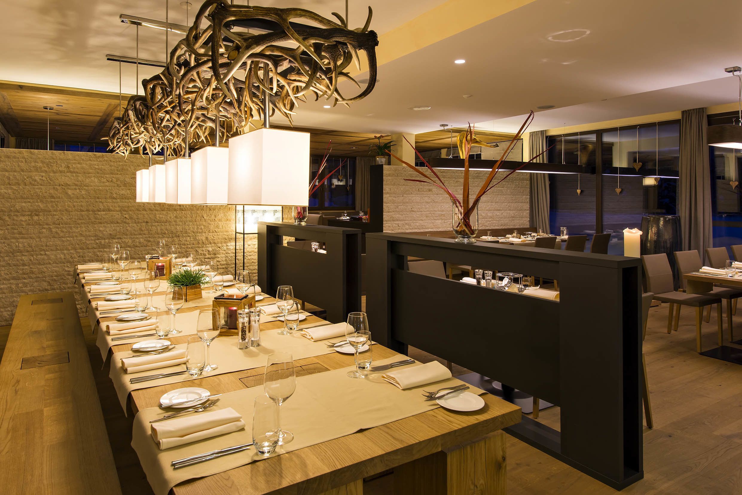 2 restaurants, lunch, dinner served; barbecue