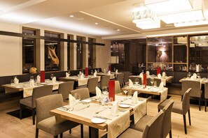 2 restaurants; lunch and dinner served - Hotel Palü (Pontresina)