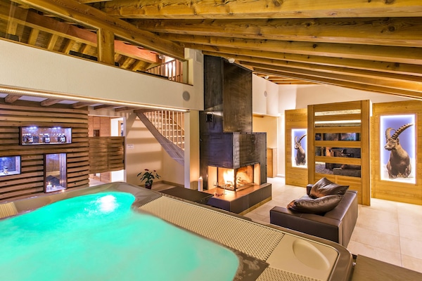 Indoor spa tub