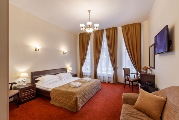 Suite – comfort, 1 kingsize-seng, spabadekar, byutsikt | Sengetøy av topp kvalitet, safe på rommet og skrivebord