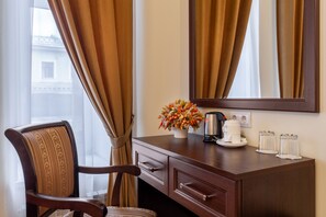 Suite – comfort, 1 kingsize-seng, spabadekar, byutsikt | Oppholdsområde | TV