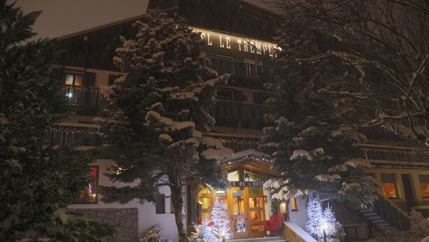 Front of property - evening/night - Hôtel Le Tremplin (Morzine)