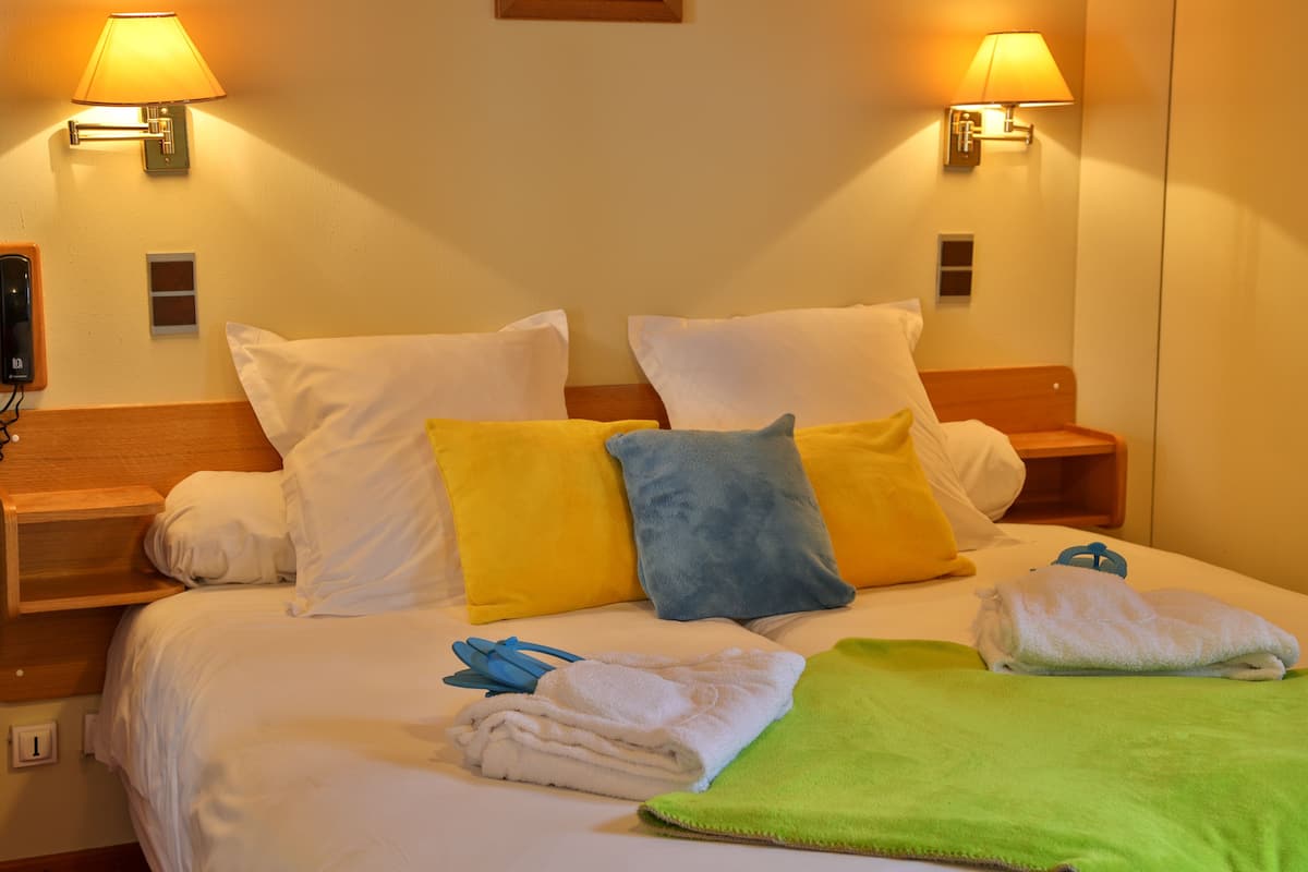 Desk, free WiFi, bed sheets