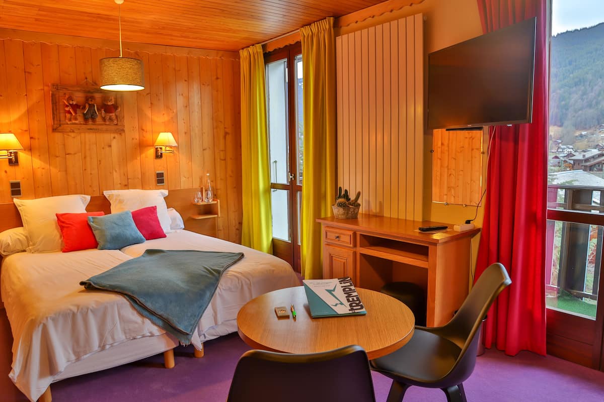 Desk, free WiFi, bed sheets