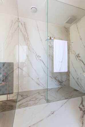 Badkamer met douche