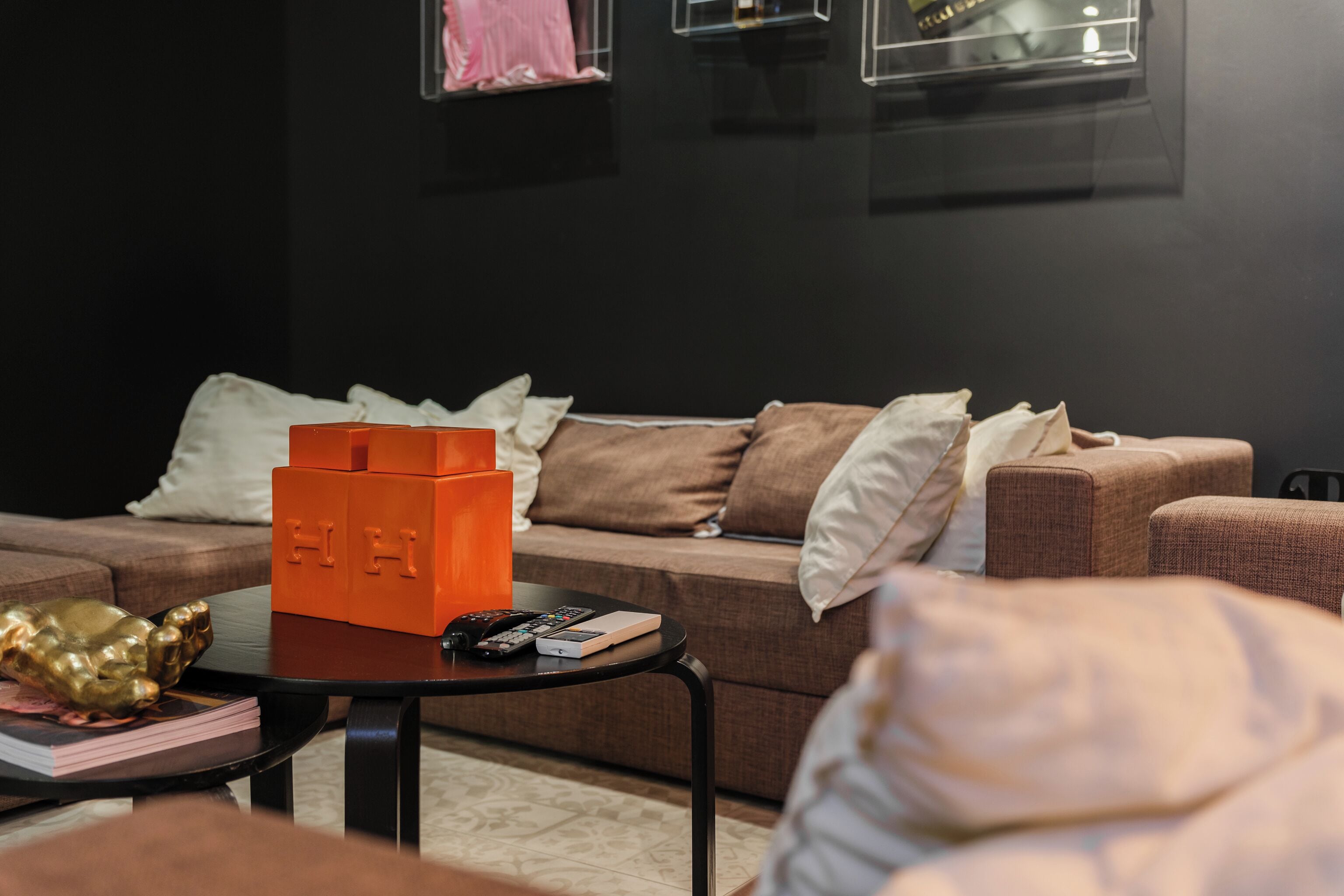 Ein modernes Wohnzimmer mit einer Couch, einem Couchtisch und einem kleinen Tisch mit einer Dekoration.