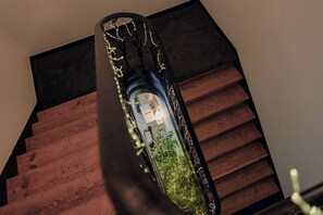 A staircase with wooden steps and a metal railing. - RM The Experience - Small Portuguese Hotels (Setubal)