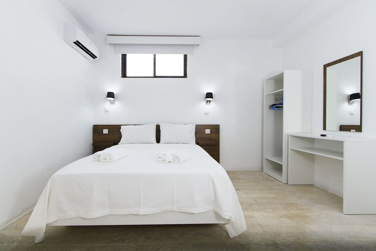 Basement Double Room - Underground with no balcony | Tempur-Pedic-senger, safe på rommet og blendingsgardiner