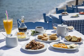 Petit déjeuner complet (9.50 EUR par personne)