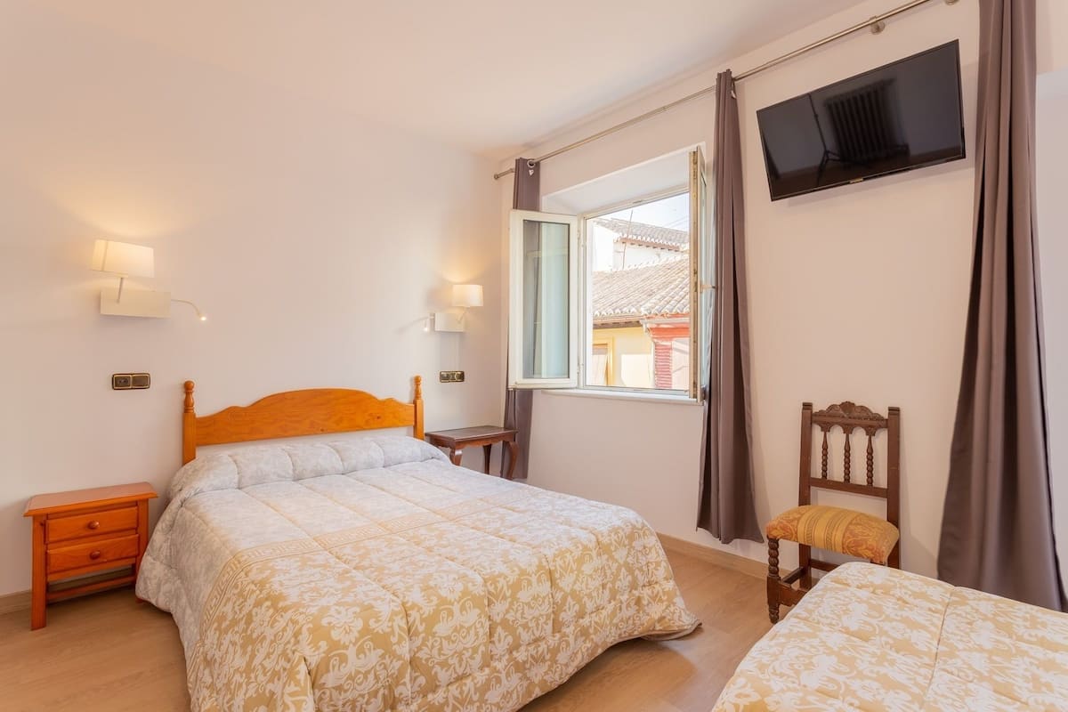 Triple Room, Private Bathroom | Wi-fi percuma, cadar katil