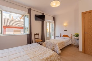 Triple Room, Private Bathroom | Free WiFi, bed sheets - Pensión Landazuri (Granada)