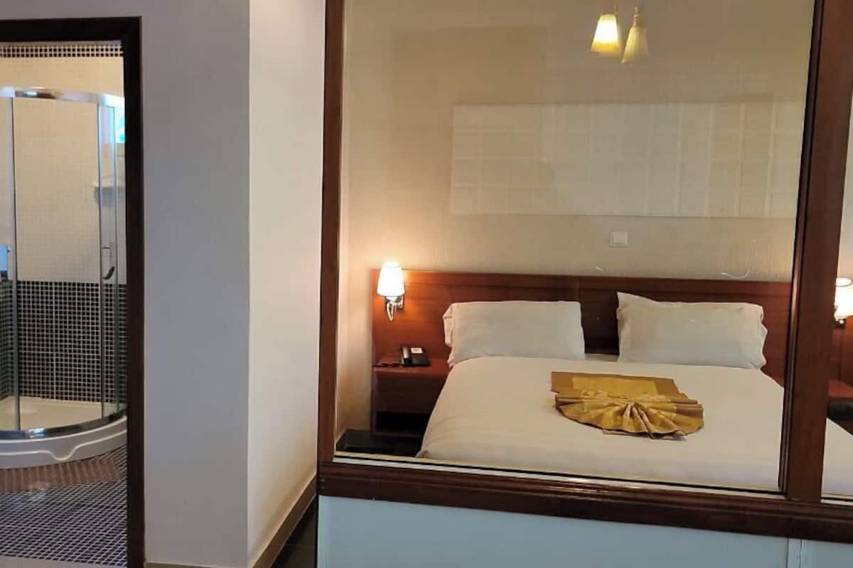 Deluxe Double Room, 1 Queen Bed | 1 bedroom, in-room safe, desk, soundproofing
