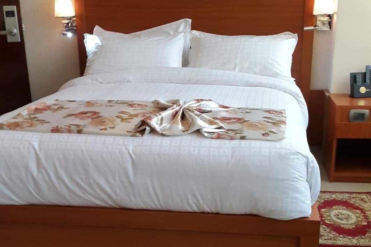 Standard Double Room, 1 Queen Bed, Non Smoking | 1 bedroom, in-room safe, desk, soundproofing