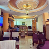 Se sirven desayunos, almuerzos y cenas; cocina local e internacional