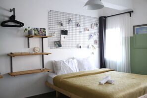 Studio | Laptop workspace, blackout drapes, soundproofing, iron/ironing board - Rena's House (Tel Aviv)