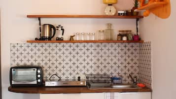 Art Studio | Private kitchen | Fridge, stovetop, coffee/tea maker, electric kettle