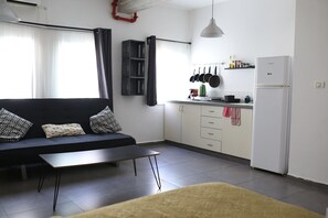 Grand Studio | Private kitchen | Fridge, stovetop, coffee/tea maker, electric kettle