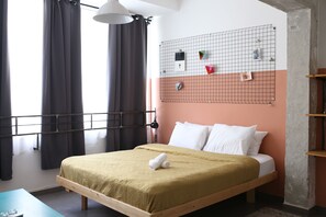 Studio | Laptop workspace, blackout drapes, soundproofing, iron/ironing board - Rena's House (Tel Aviv)