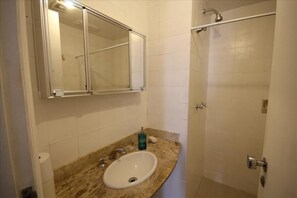 Apartamento | Banheiro | Chuveiro, toalhas de banho