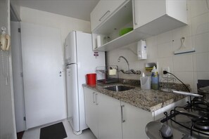 Apartment | Private kitchen | Full-sized fridge, microwave, oven, stovetop - Salomao 908 (Rio de Janeiro)