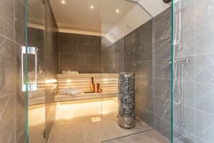 Estudio Business, 4 habitaciones, sauna | Decoración individual y espacio para trabajar con un portátil