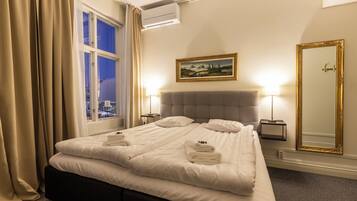 Habitación doble, baño privado | Decoración personalizada, escritorio y espacio para trabajar con laptop