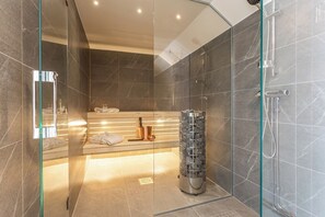 City Condo | Bathroom | Shower, free toiletries, hair dryer, bathrobes
