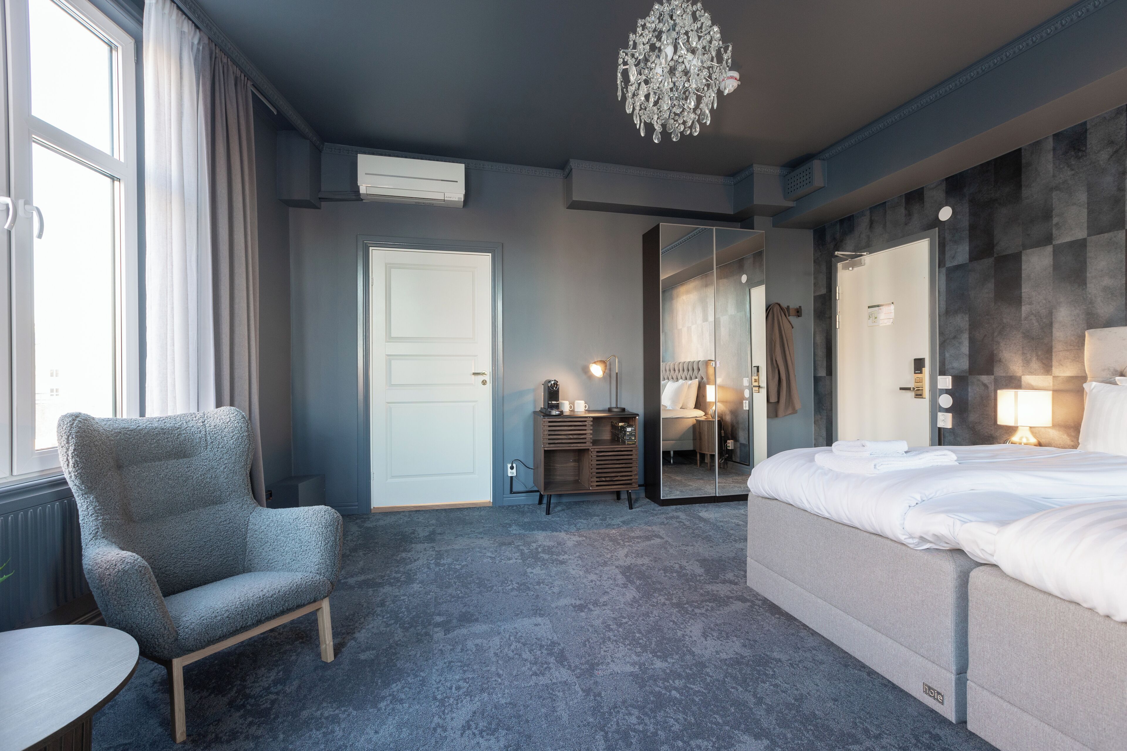 小型开间套房 | 特色装修、办公桌、笔记本电脑工作区、熨斗/熨板