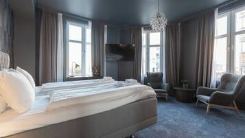 Junior-Studiosuite | Individuell dekoriert, Schreibtisch, laptopgeeigneter Arbeitsplatz