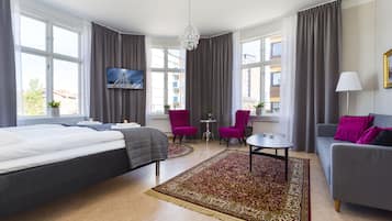 Deluxe trippelrum - delat badrum - utsikt mot staden (Corner) | 1 sovrum, individuell inredning, skrivbord och arbetsyta för laptop