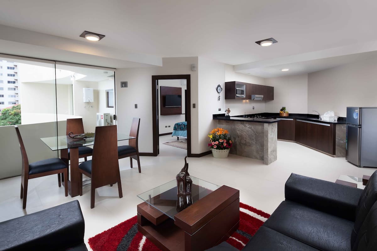 Suite estudio Deluxe | Caja de seguridad en la habitación, cortinas blackout y insonorización