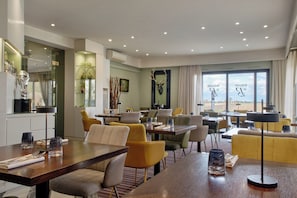 Serveert ontbijt, lunch, diner, lokale gerechten