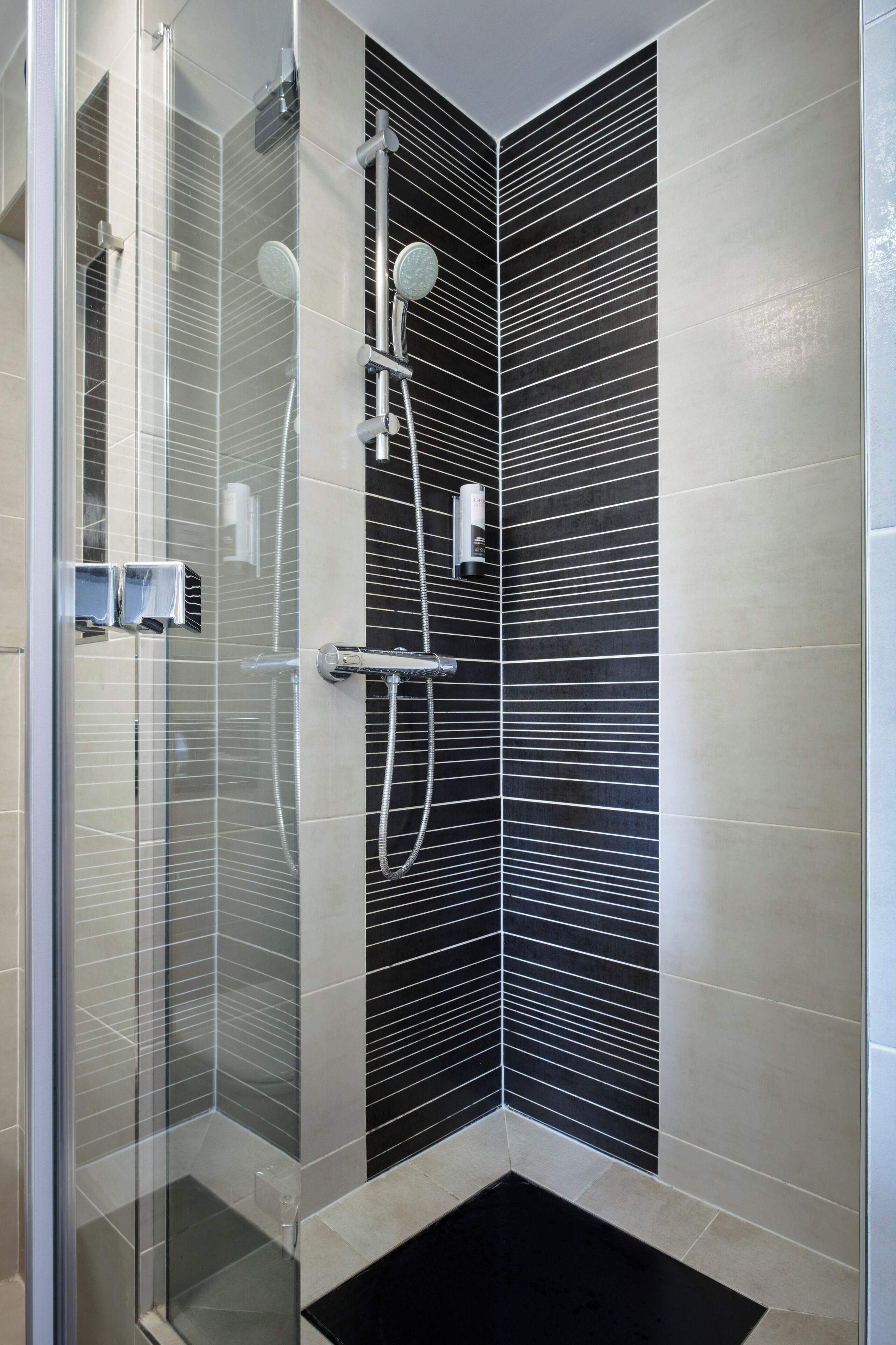 superior room | bathroom | free toiletries, hair dryer, towels