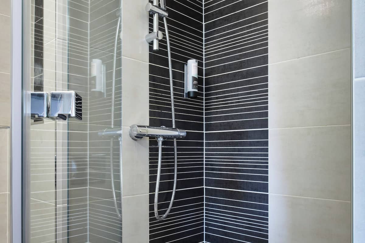 superior room | bathroom | free toiletries, hair dryer, towels