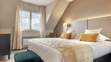 Suite | Een kluis op de kamer, een bureau, verduisterende gordijnen