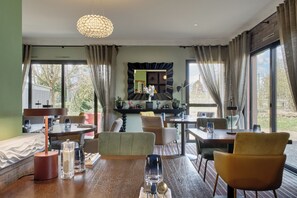 Breakfast, lunch, dinner served; local cuisine  - Hotel - Restaurant Crystal (Erstein)