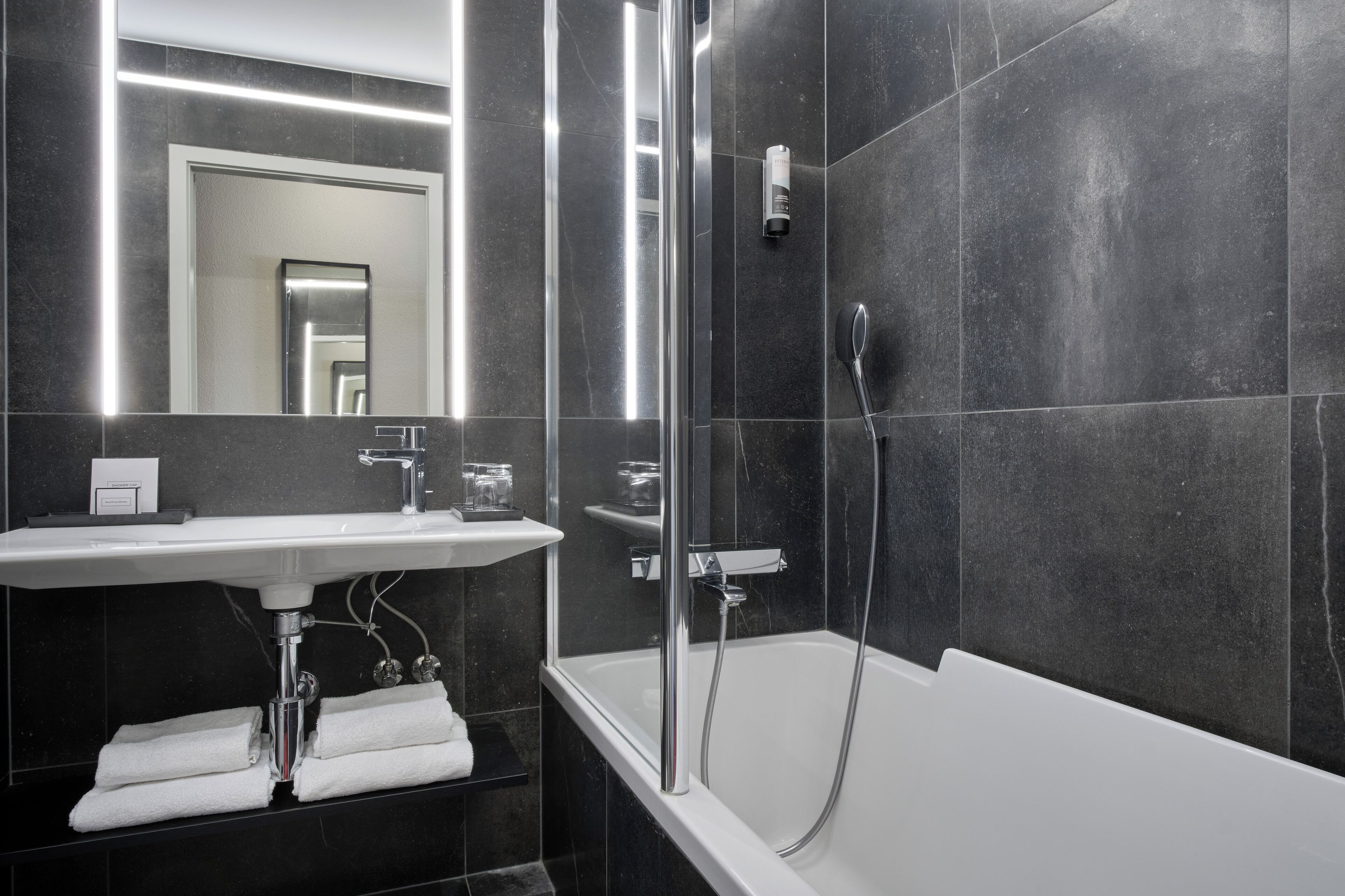 suite | bathroom | free toiletries, hair dryer, towels