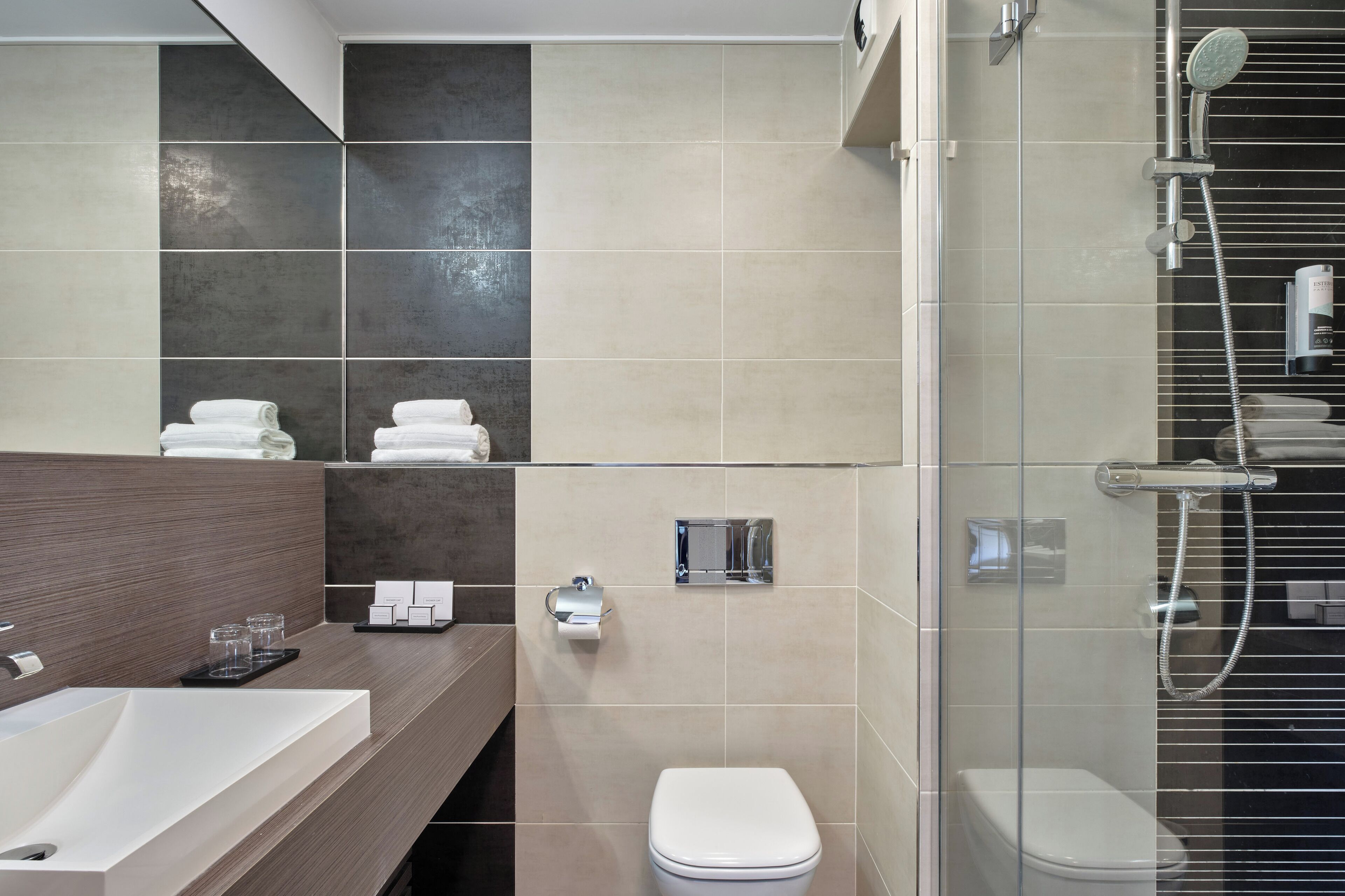 superior room | bathroom | free toiletries, hair dryer, towels