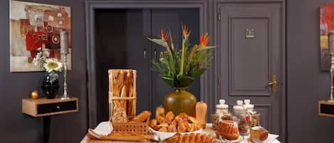 Bữa sáng buffet hàng ngày với phụ phí nhỏ