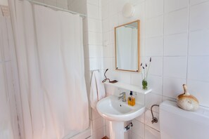 Habitación estándar doble | Baño | Ducha, artículos de higiene personal gratuitos y secador de pelo