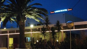 Um edifício com uma placa que diz "Cosmos Grand Hotel".