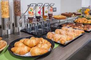 Free daily buffet breakfast