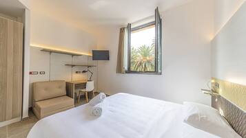 Hypo-allergenic bedding, minibar, desk, laptop workspace