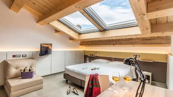 Hypo-allergenic bedding, minibar, desk, laptop workspace