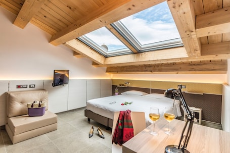 Ropa de cama hipoalergénica, minibar y escritorio