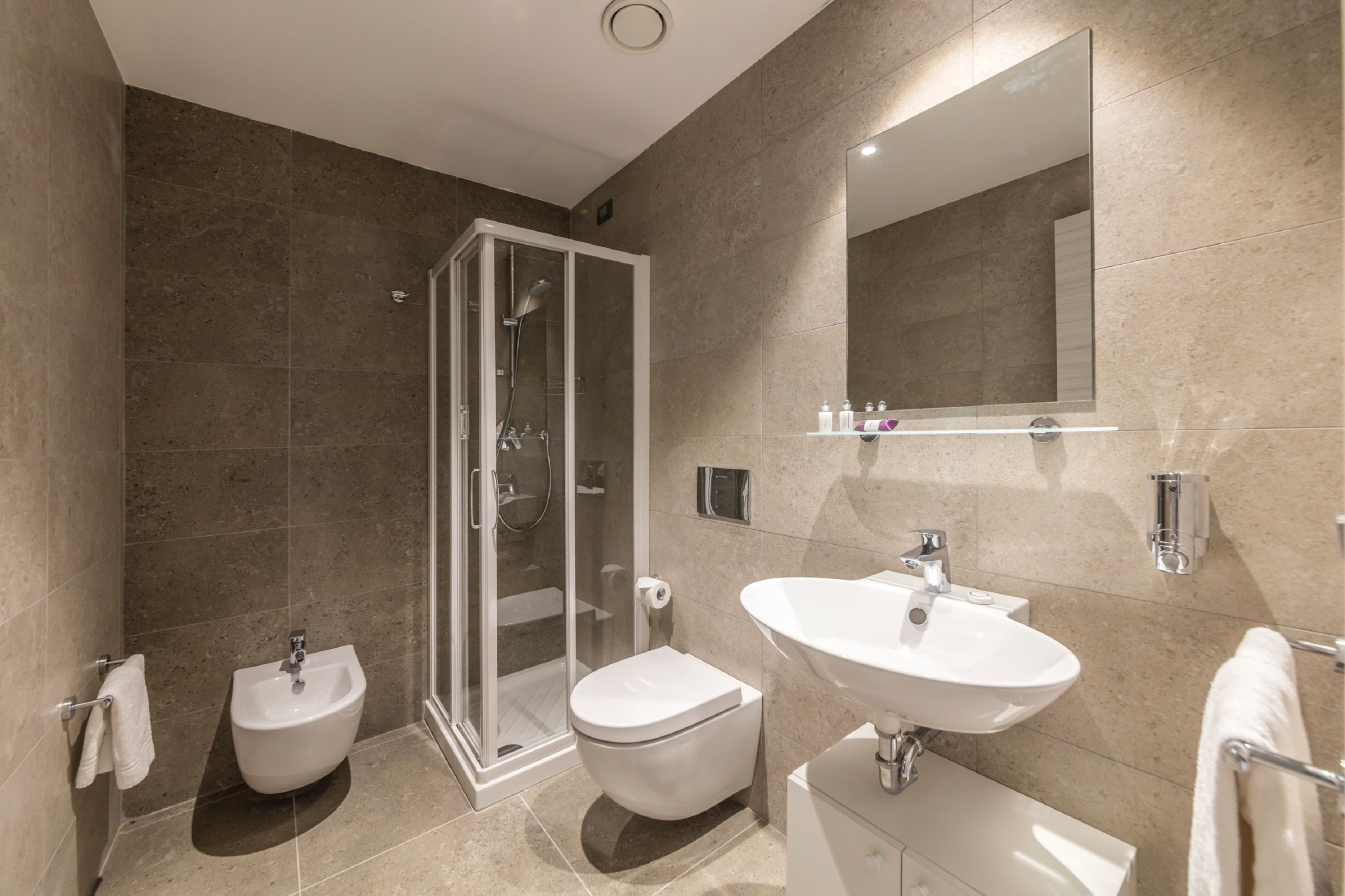 Doppia Standard uso singolo | Bagno | Doccia, set di cortesia gratuito, asciugacapelli, bidet