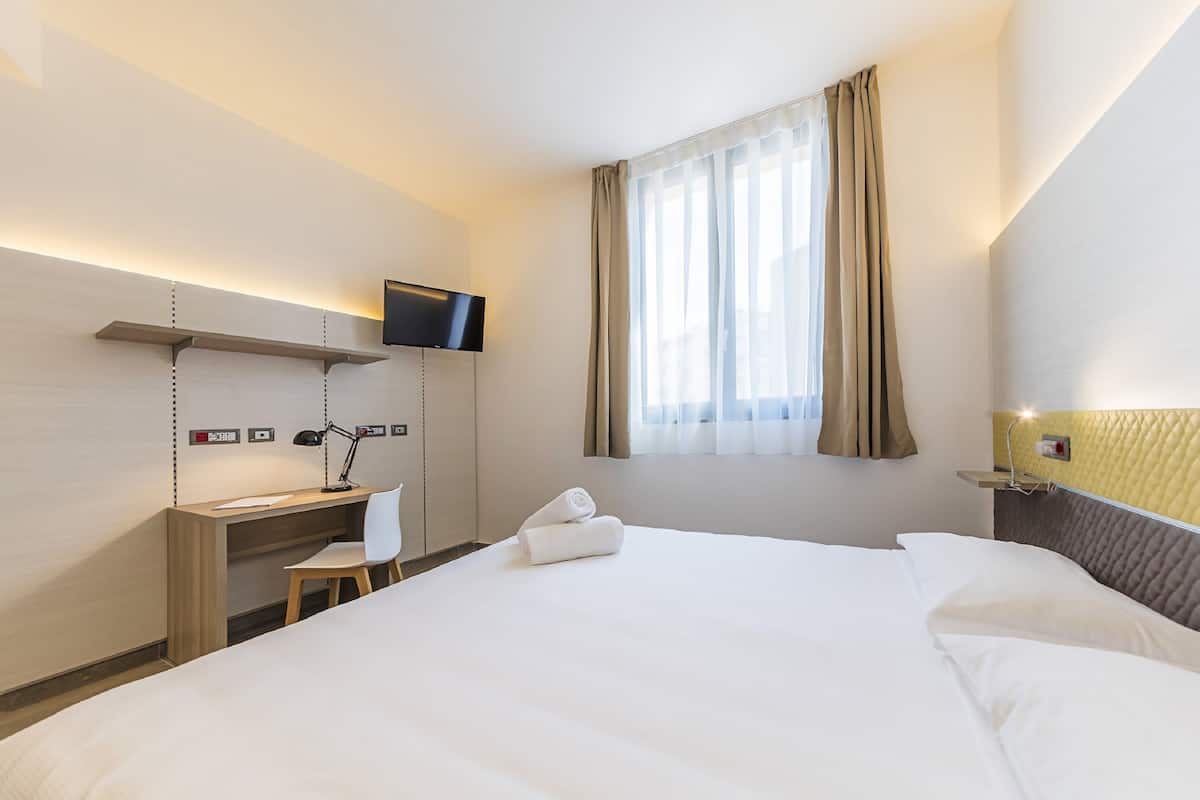 Kamar Double Standar untuk 1 Orang | Seprai antialergi, minibar, meja kerja, dan ruang kerja ramah laptop