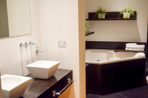 Suíte luxo, 1 cama King e sofá-cama, banheira de hidromassagem | Banheiro | Chuveiro, chuveiro com efeito de chuva, toalhas de banho 