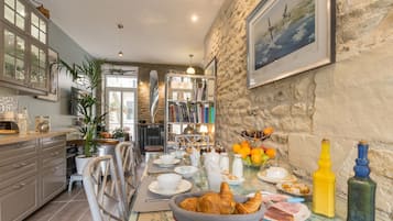 Se ofrece un desayuno completo (16.5 EUR por persona)